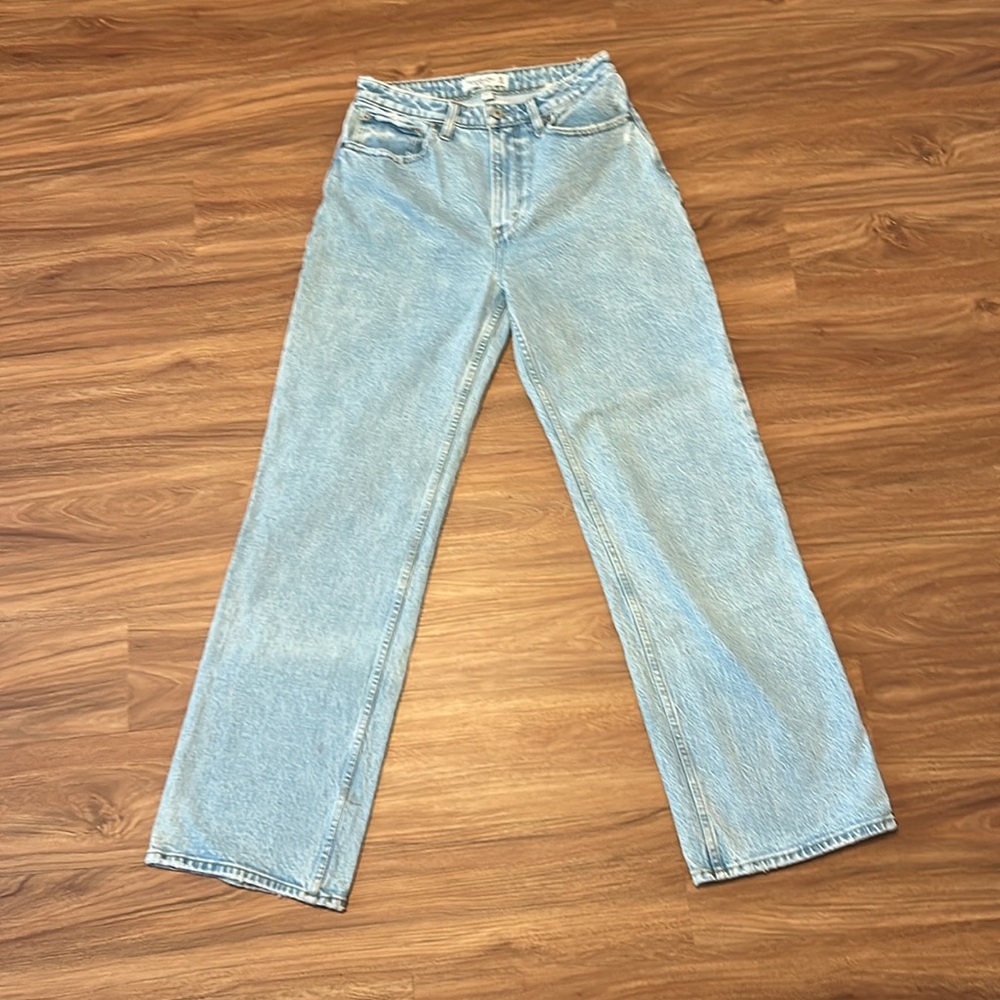 NWOT! A&F The 90s Relaxed Jean High Rise. Size 28/6. - Picture 3 of 8